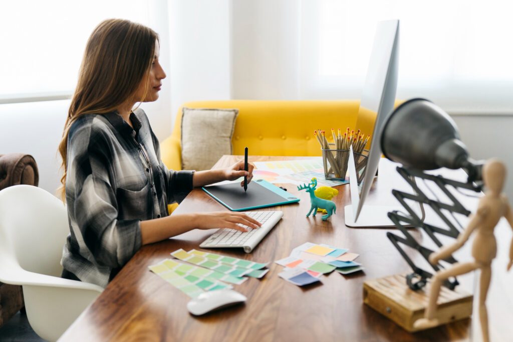 Proveedor integral de marketing y branding: la clave para crecer en el entorno digital 3 Vista lateral de diseñadora gráfica